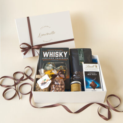 Zestaw prezentowy zawiera Książkę " Leksykon Smakosza Whisky", kawę ziarnistą, świecę oraz słodkości