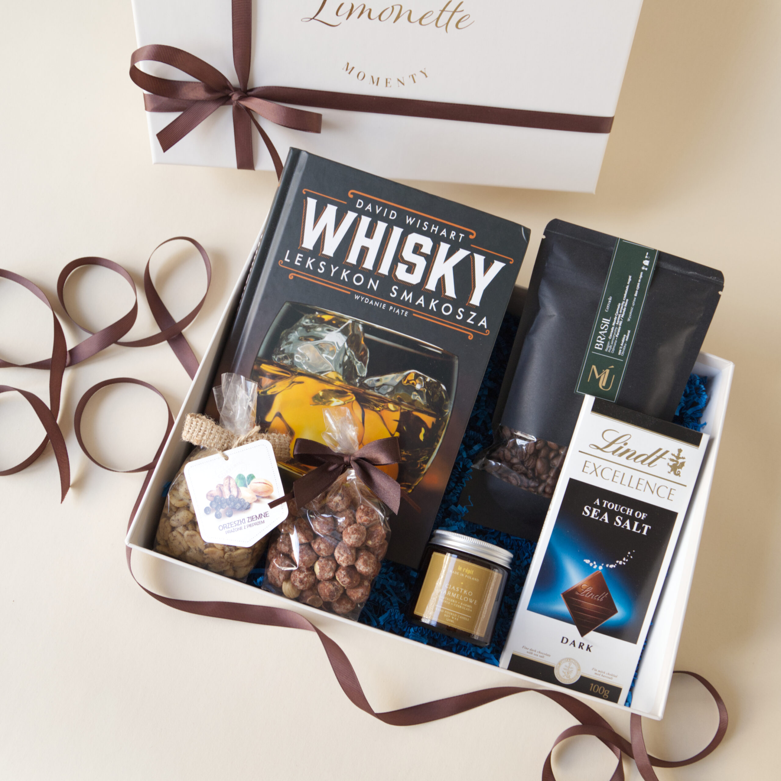 Zestaw prezentowy zawiera Książkę " Leksykon Smakosza Whisky", kawę ziarnistą, świecę oraz słodkości
