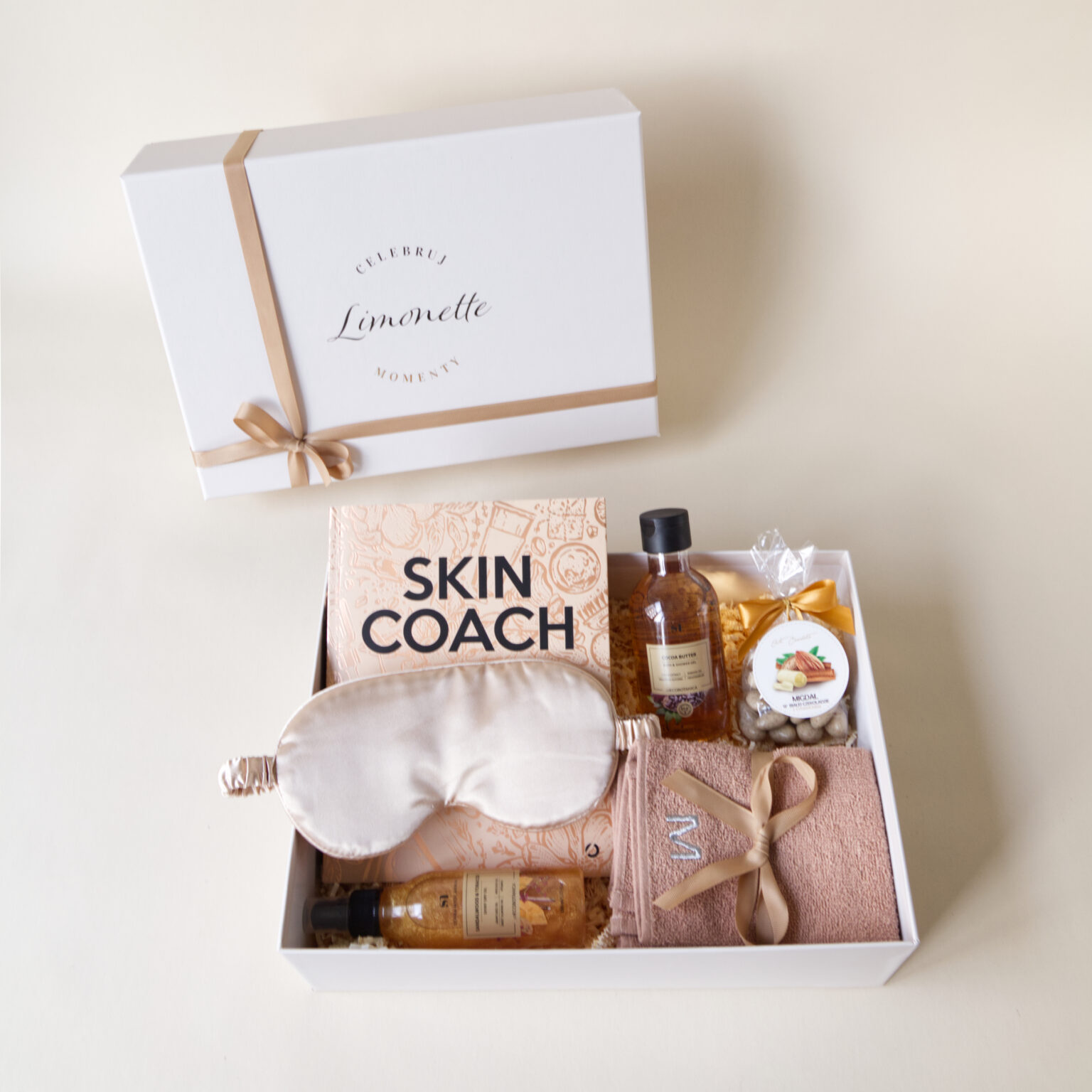 Zestaw zawiera książkę Skin Coach, żel pod prysznic, olejek z drobinkami marki Stara Mydlarnia, ręczniczki do twarzy, opaskę na oczy do spania.